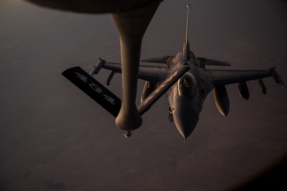 U.S. KC-135 refuels Fighting Falcons over CENTCOM