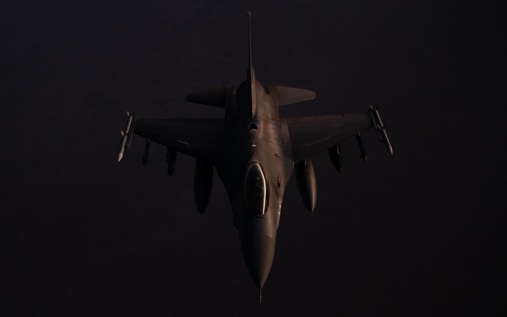 U.S. KC-135 refuels Fighting Falcons over CENTCOM