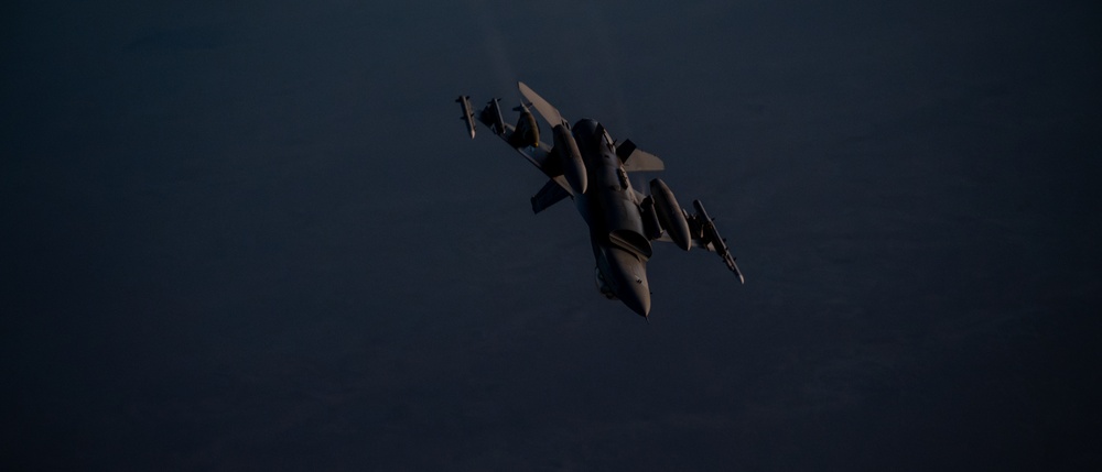 U.S. KC-135 refuels Fighting Falcons over CENTCOM