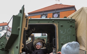 91st Brig. Eng. Bn. showcases military vehicles at a Polish Independence Day celebration