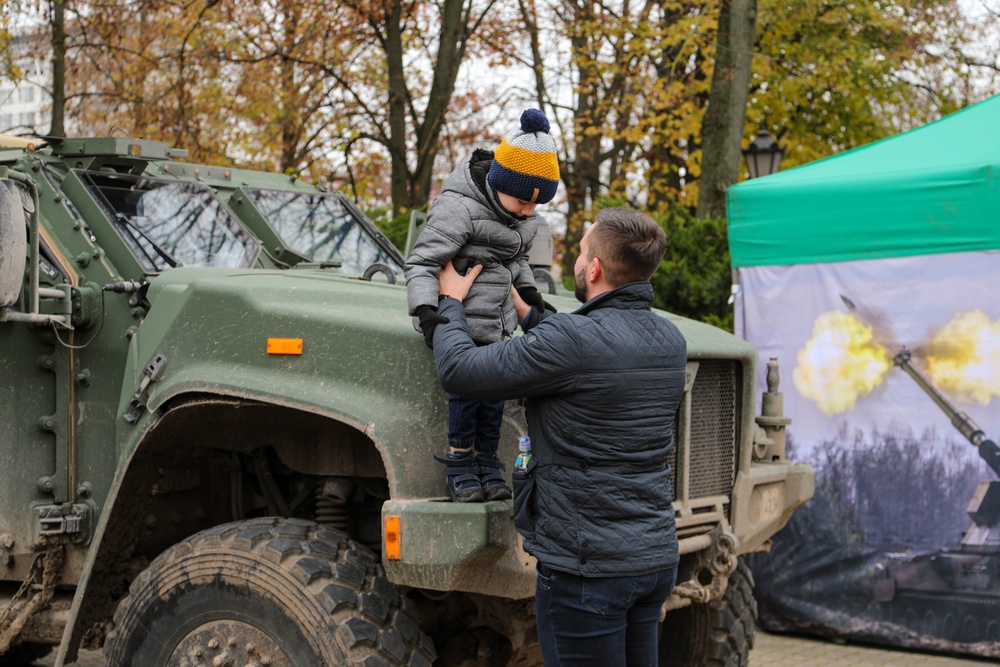 91st Brig. Eng. Bn. showcases military vehicles at a Polish Independence Day celebration