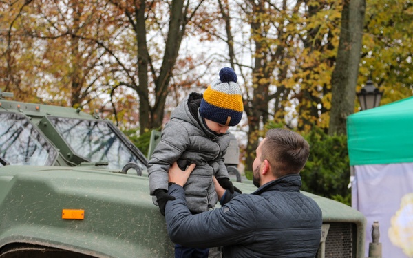91st Brig. Eng. Bn. showcases military vehicles at a Polish Independence Day celebration