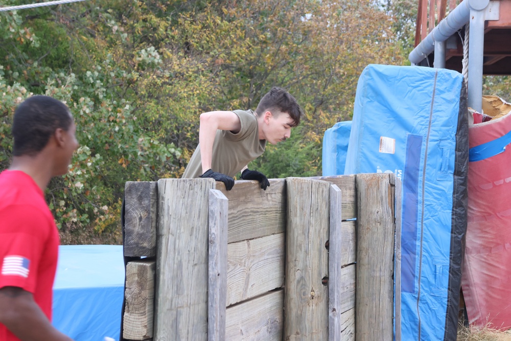 Soldier completes obstacle course during Paralegal competition