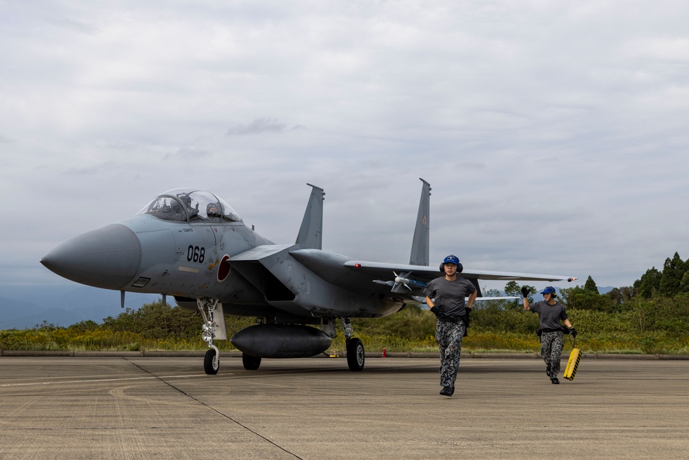 KS 25 | Japanese, U.S. 5th generation aircraft train together