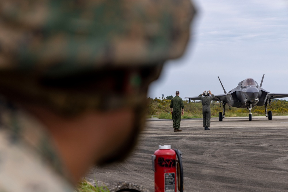 KS 25 | Japanese, U.S. 5th generation aircraft train together