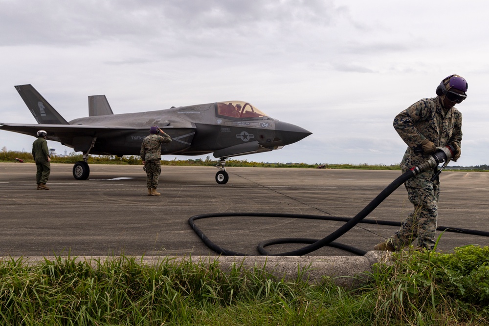 KS 25 | Japanese, U.S. 5th generation aircraft train together