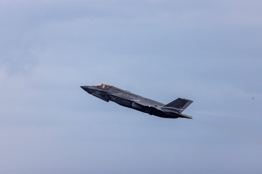 KS 25 | Japanese, U.S. 5th generation aircraft train together