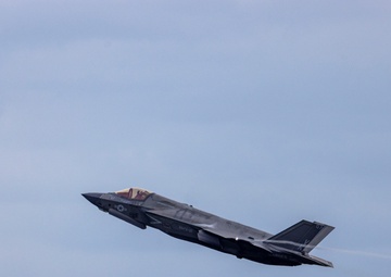 KS 25 | Japanese, U.S. 5th generation aircraft train together