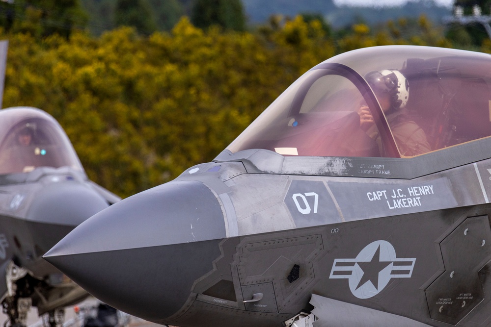 KS 25 | Japanese, U.S. 5th generation aircraft train together