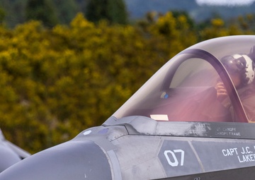 KS 25 | Japanese, U.S. 5th generation aircraft train together