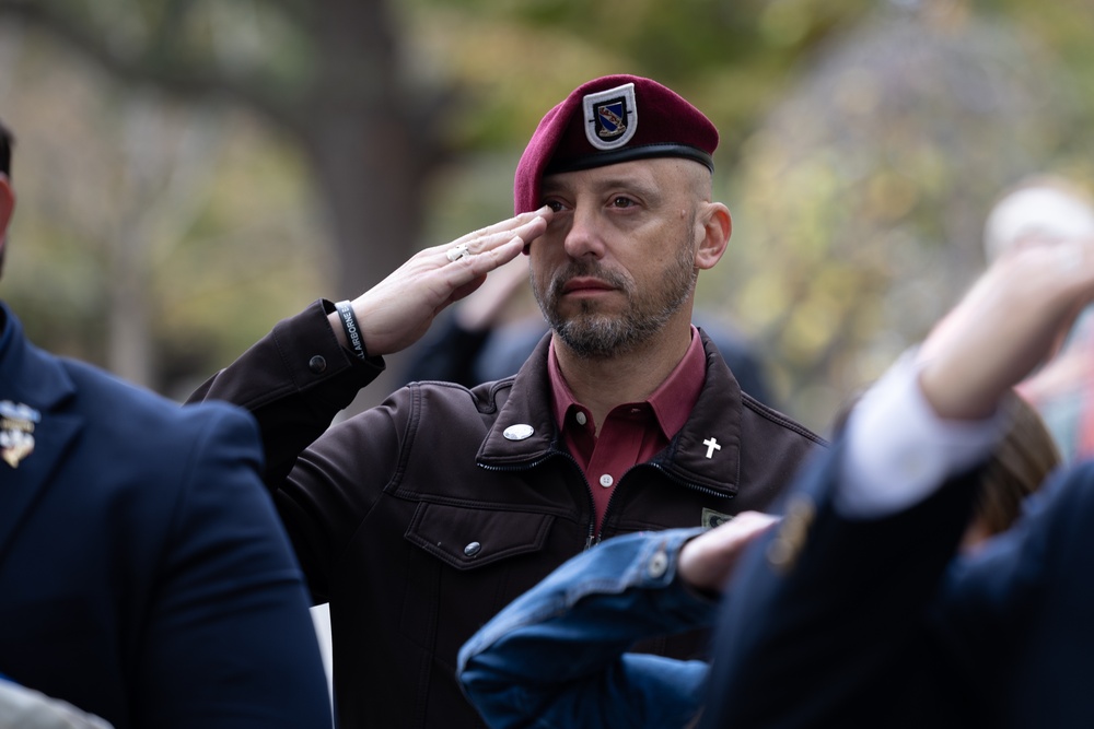 82nd Airborne Division honored in Arlington National by veterans association