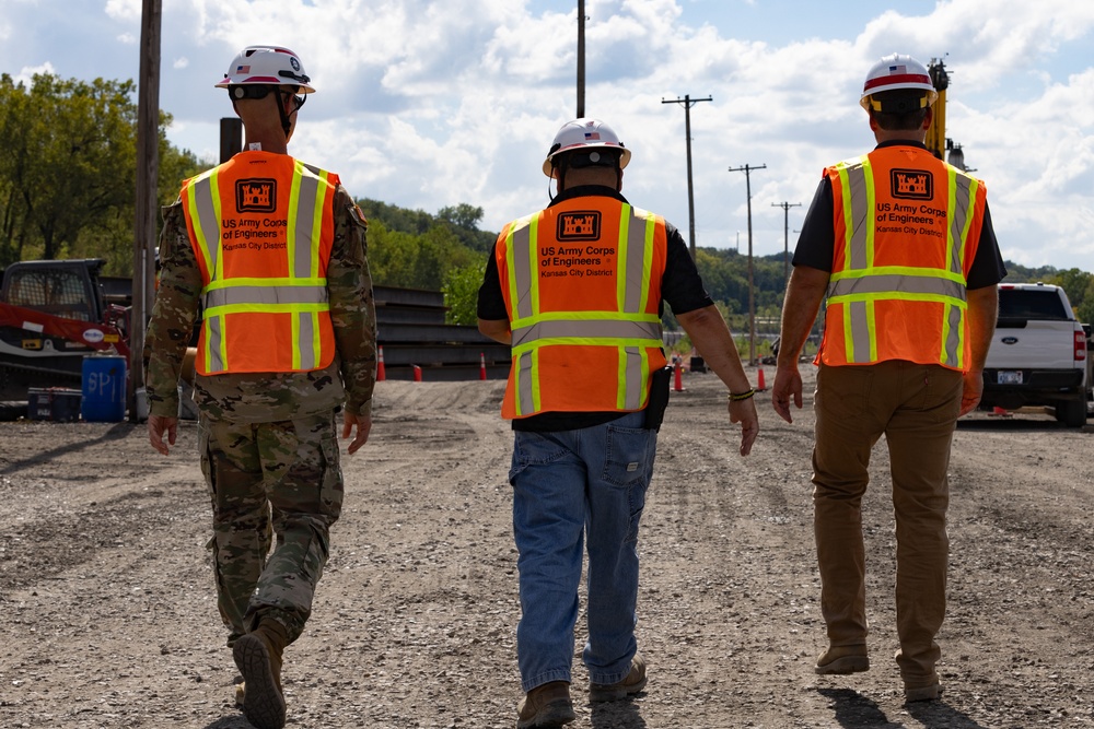 Kansas City District Commanding Officer visits KC Levees megaproject