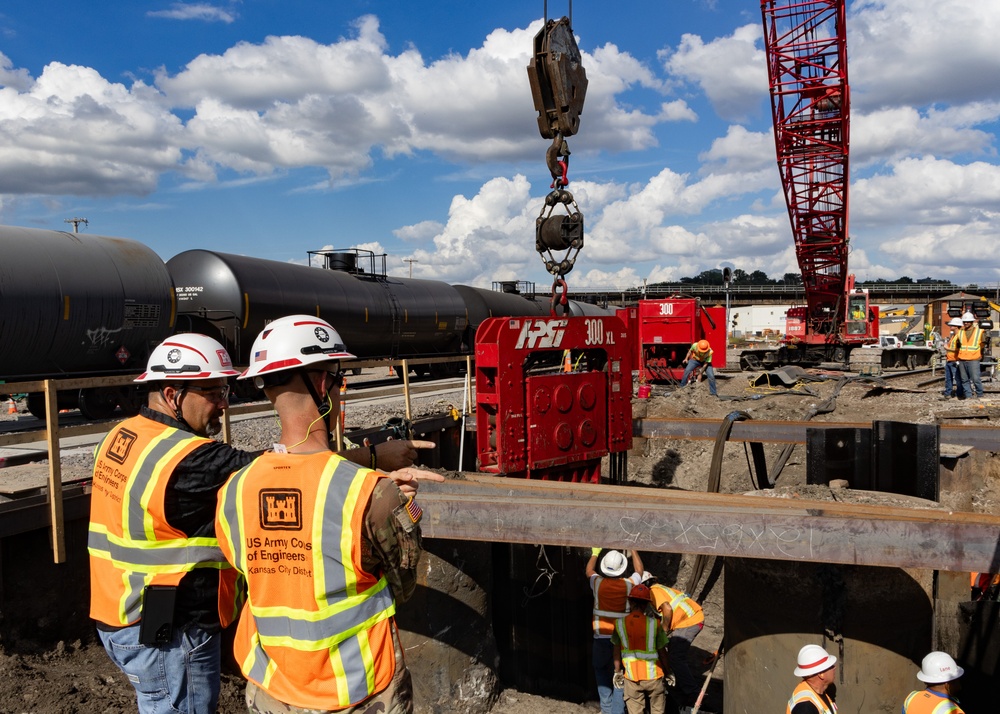 Kansas City District Commanding Officer visits KC Levees megaproject