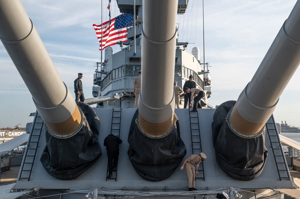 Sailors with USS John Basilone (DDG 122) visit USS New Jersey