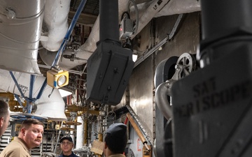 Sailors with USS John Basilone (DDG 122) visit USS New Jersey