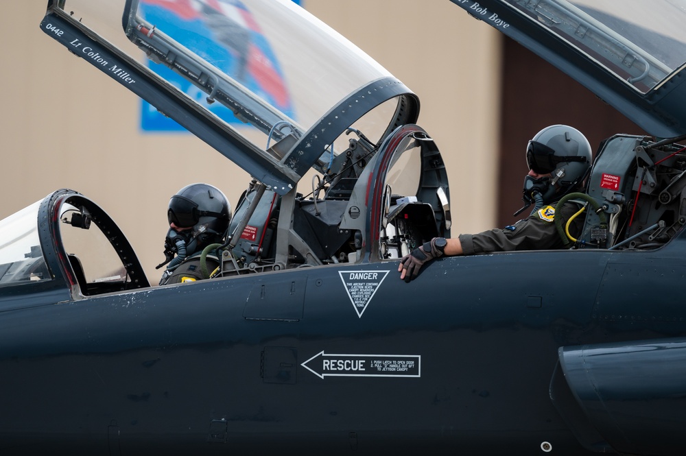 B-2 pilots supplement flight hours with T-38 aircraft