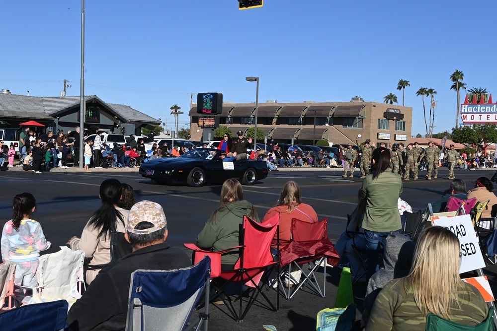 U.S. Army Yuma Proving Ground Soldiers get warm Veterans Day reception from parade crowds