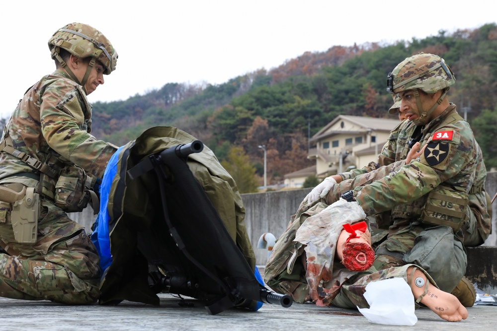 Soldiers compete at the Eighth Army Best Medic Competition