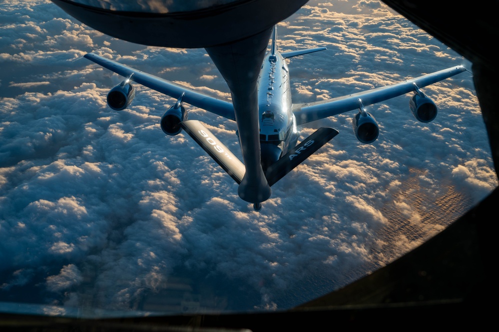 DVIDS - Images - 909th ARS refuels 82nd RS [Image 4 of 6]