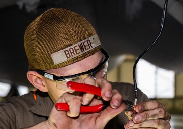 62d MXG Airmen replace C-17 main landing gear axle