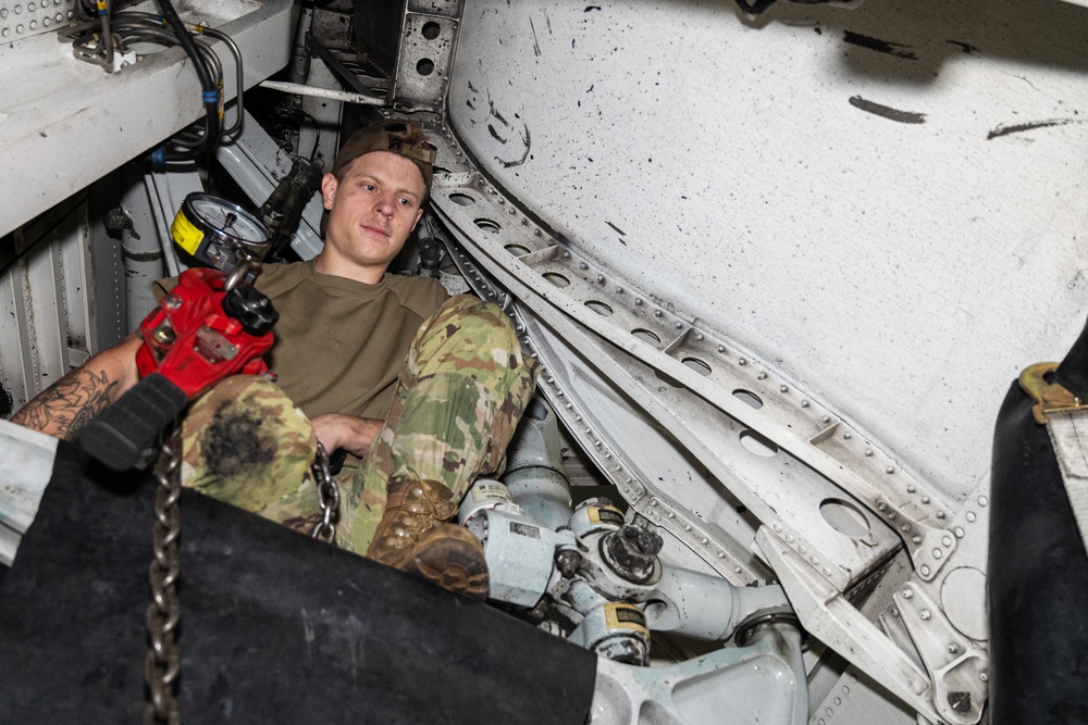 62d MXG Airmen replace C-17 main landing gear axle