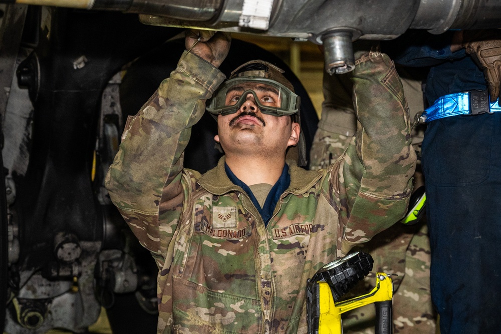 62d MXG Airmen replace C-17 main landing gear axle