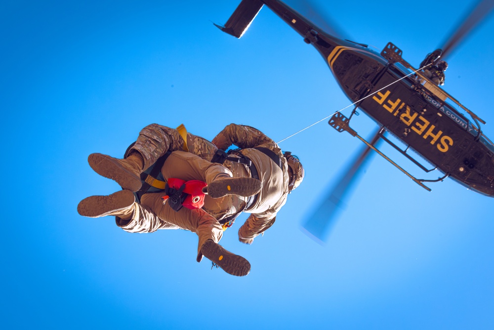 Arizona National Guard Soldiers Conduct Hoist Operations Training with MCSO