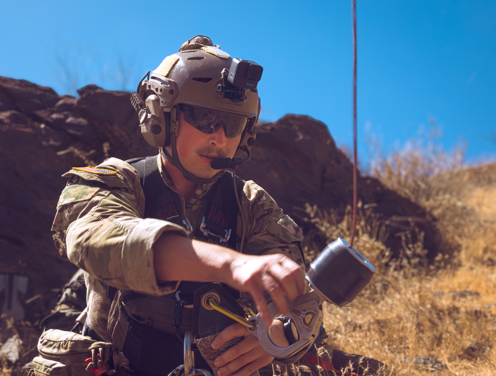 Arizona National Guard Soldiers Conduct Hoist Operations Training with MCSO