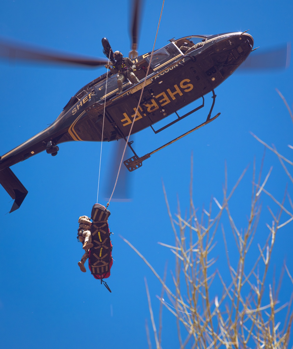 Arizona National Guard Soldiers Conduct Hoist Operations Training with MCSO