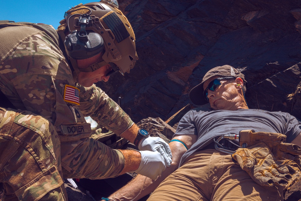 Arizona National Guard Soldiers Conduct Hoist Operations Training with MCSO