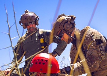 Arizona National Guard Soldiers Conduct Hoist Operations Training with MCSO