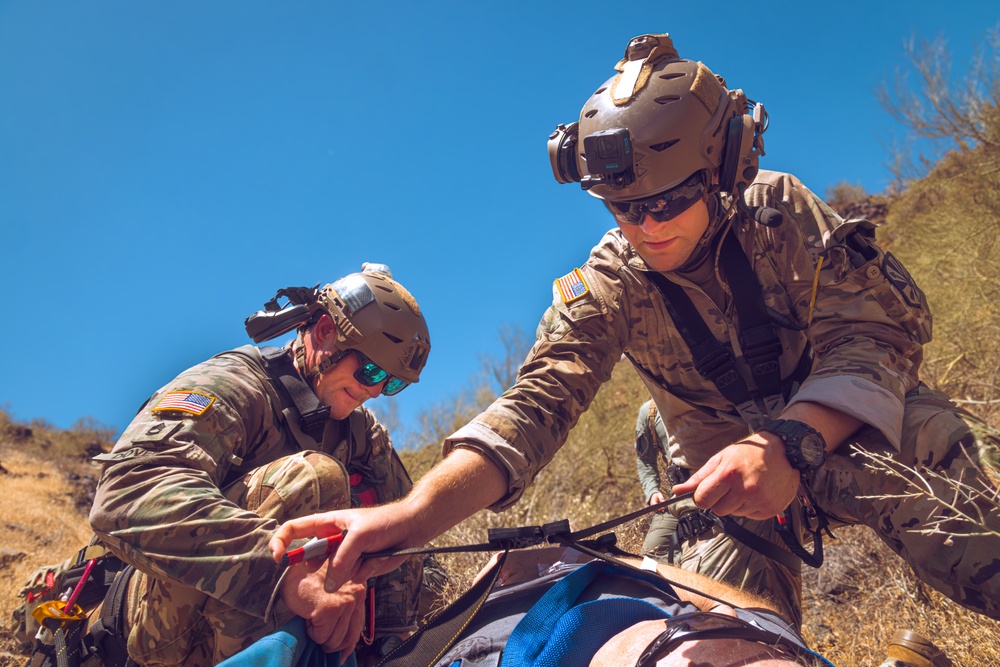 Arizona National Guard Soldiers Conduct Hoist Operations Training with MCSO