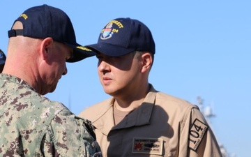 Surface Forces Awards USS Sterett CNSP Surface Warfare Officer of the Year [Image 2 of 2]