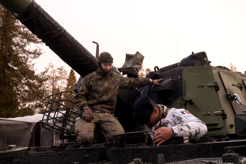 SMs from across NATO display collective combat power during artillery vehicle exhibit