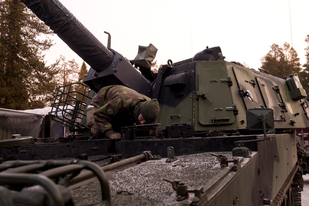 SMs from across NATO display collective combat power during artillery vehicle exhibit