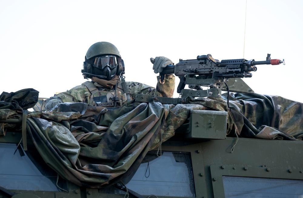 US Soldiers traverse the Arctic during DF25