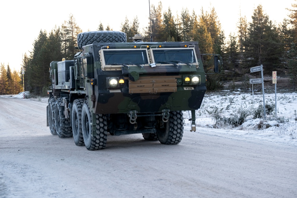 US Soldiers traverse the Arctic during DF25