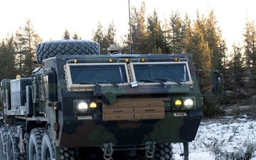 US Soldiers traverse the Arctic during DF25