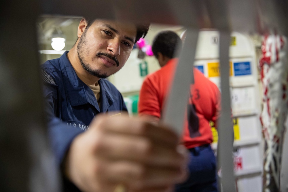 USS George Washington Sailors issue paint