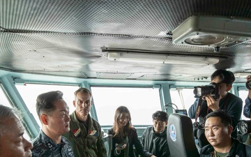 U.S. Ambassador to Japan and C7F embark aboard USS George Washington during Freedom Edge 2024