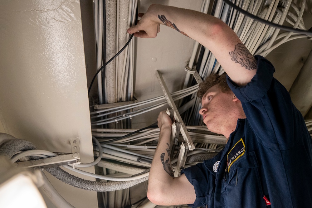 USS George Washington (CVN 73) install network cables