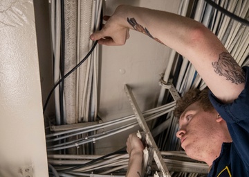 USS George Washington (CVN 73) install network cables