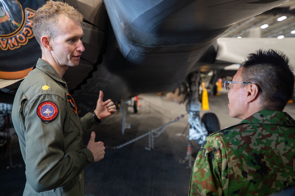 USS George Washington welcomes distinguished visitors