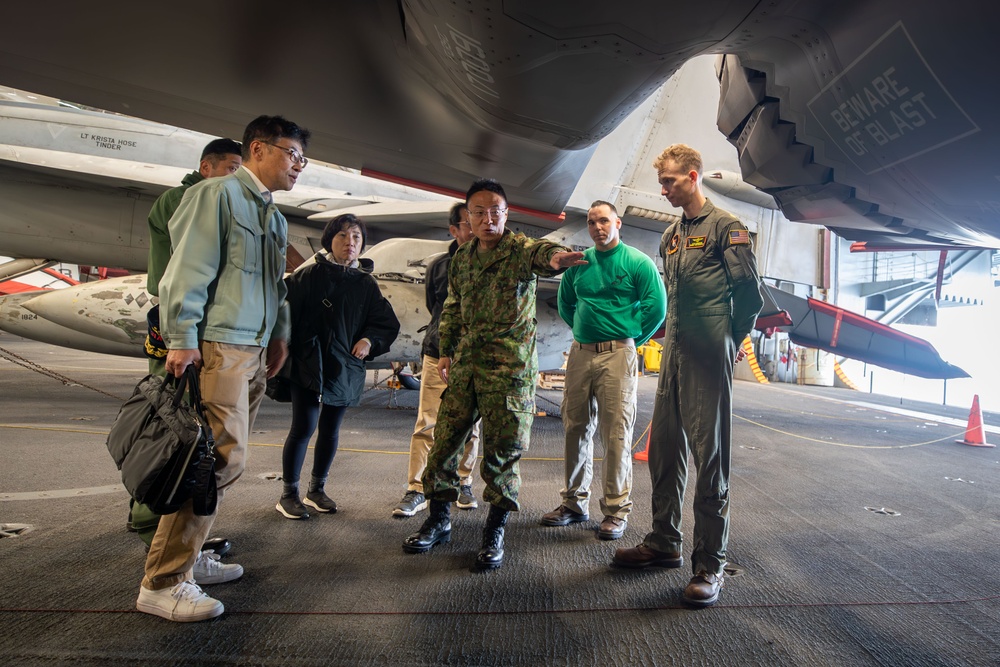USS George Washington welcomes distinguished visitors