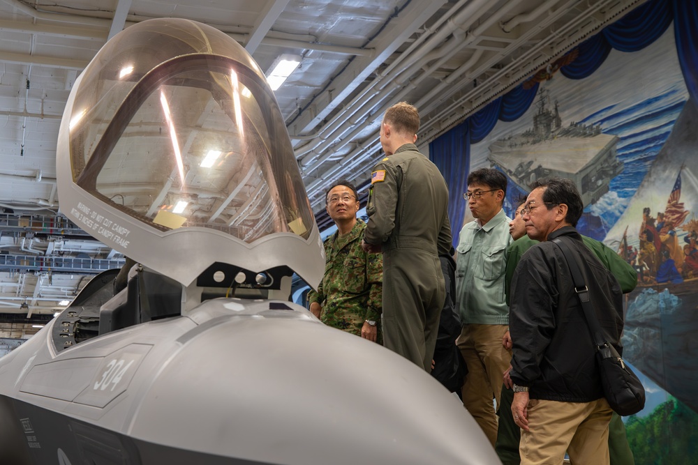 USS George Washington welcomes distinguished visitors