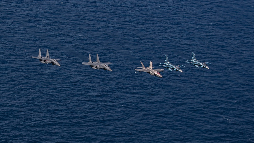 USS George Washington steams in formation with JMSDF, ROK-N during Freedom Edge 2024