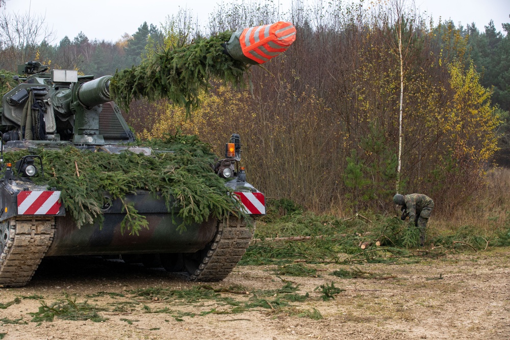 German Army camouflages Panzerhaubitze 2000s during Dynamic Front 25 live fire