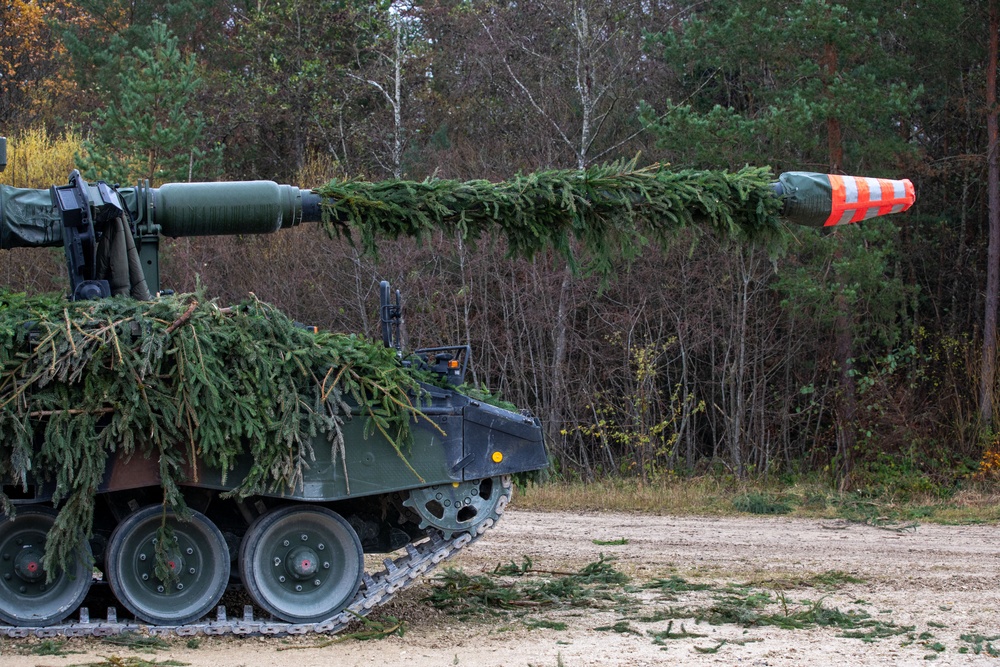 German Army camouflages Panzerhaubitze 2000s during Dynamic Front 25 live fire