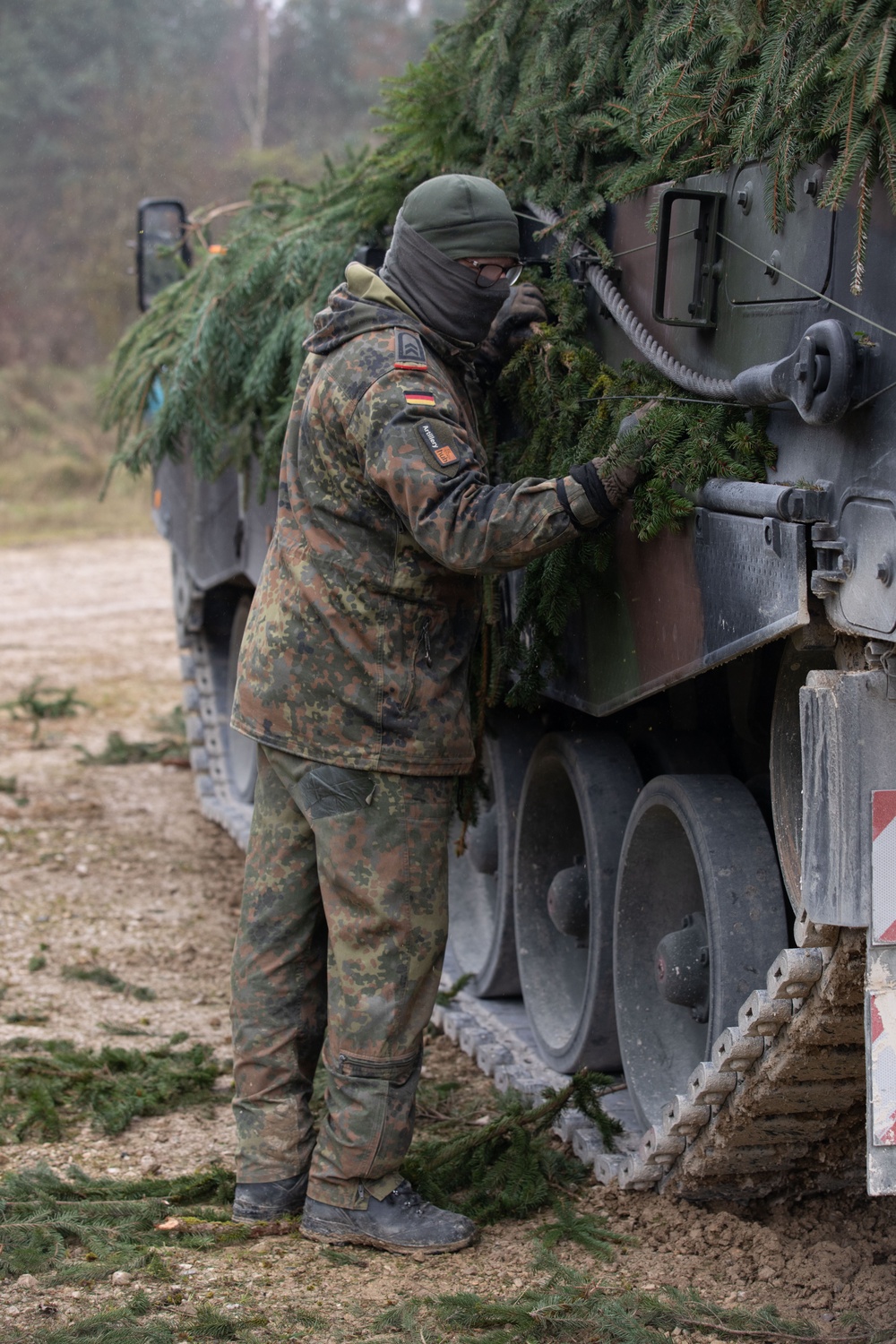 German Army camouflages Panzerhaubitze 2000s during Dynamic Front 25 live fire