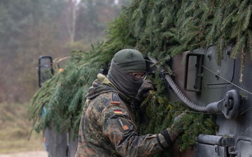 German Army camouflages Panzerhaubitze 2000s during Dynamic Front 25 live fire